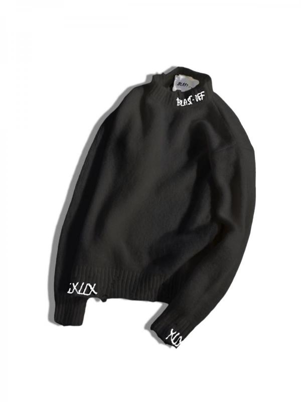 ロゴ刺繍入りモックネックニット