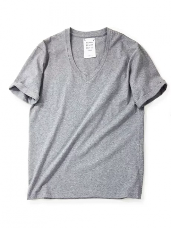 ＶネックＴシャツ