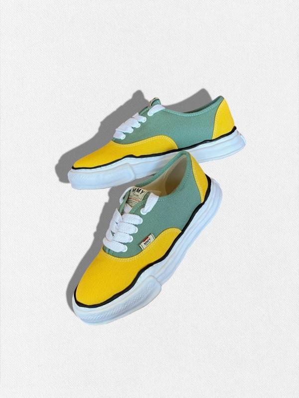 ローカットスニーカー