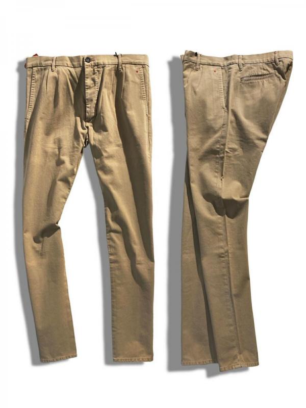 タック入りチノパンツ