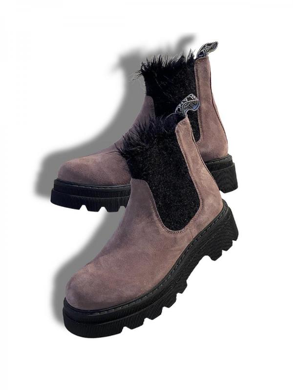 スウェードレザーブーツ