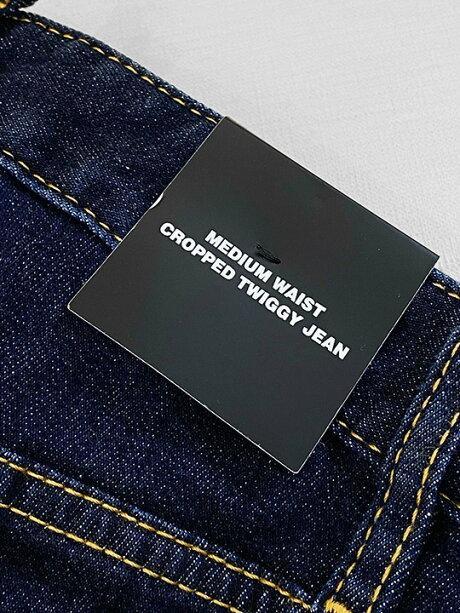 デニムパンツ《MEDIUM WAIST CROPPED TWIGGY JEAN》