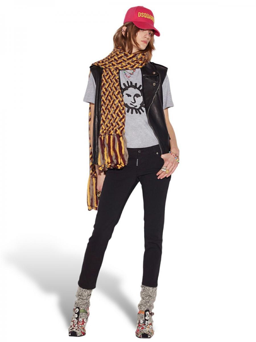 ブラックテーパードデニム《JENNIFER CROPPED JEAN》