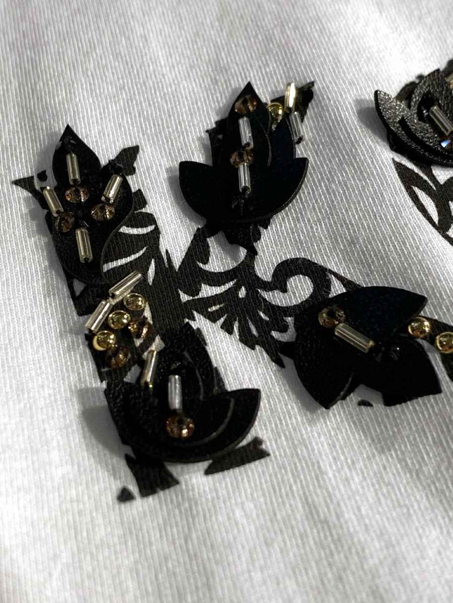 ビーズロゴ半袖Tシャツ