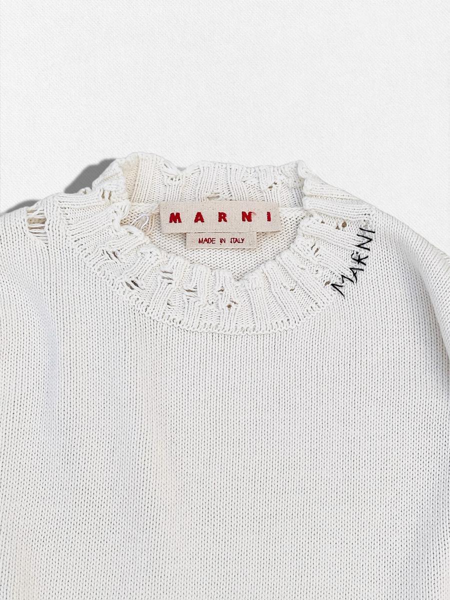 ネックロゴ刺繍クルーネックニット