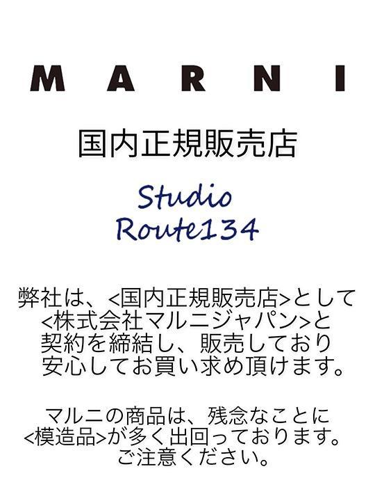 ネックロゴ刺繍クルーネックニット