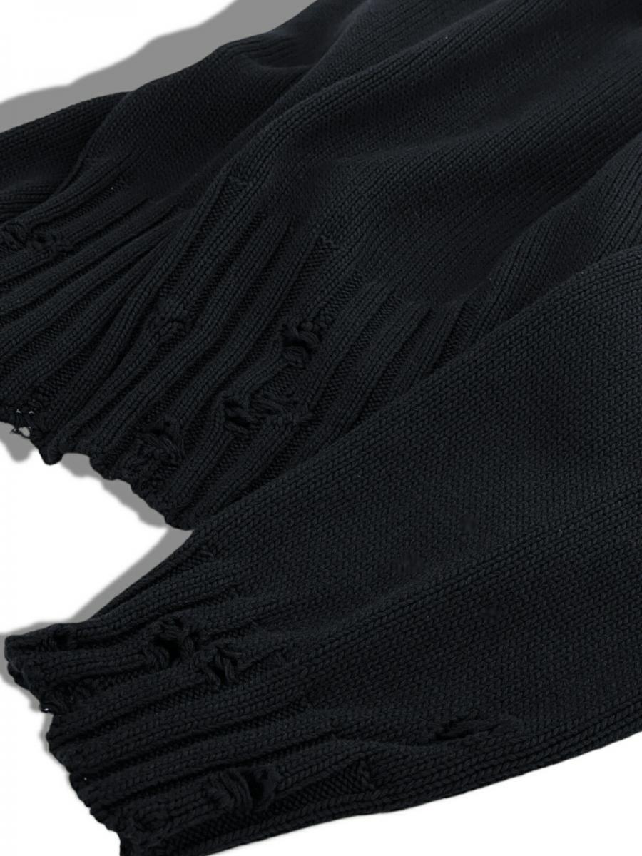 ネックロゴ刺繍クルーネックニット