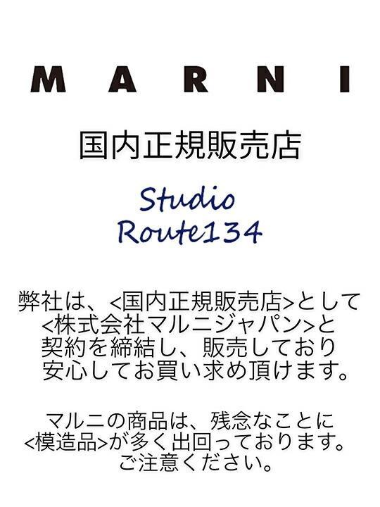 ネックロゴ刺繍クルーネックニット