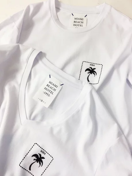 ＶネックTシャツ