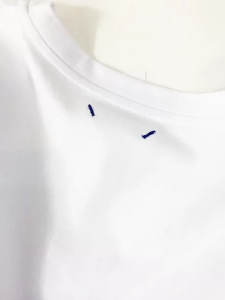ＶネックTシャツ