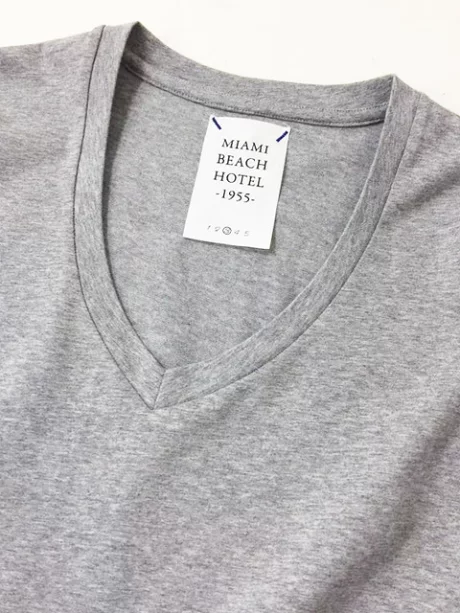 ＶネックＴシャツ
