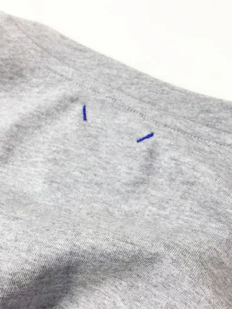ＶネックＴシャツ