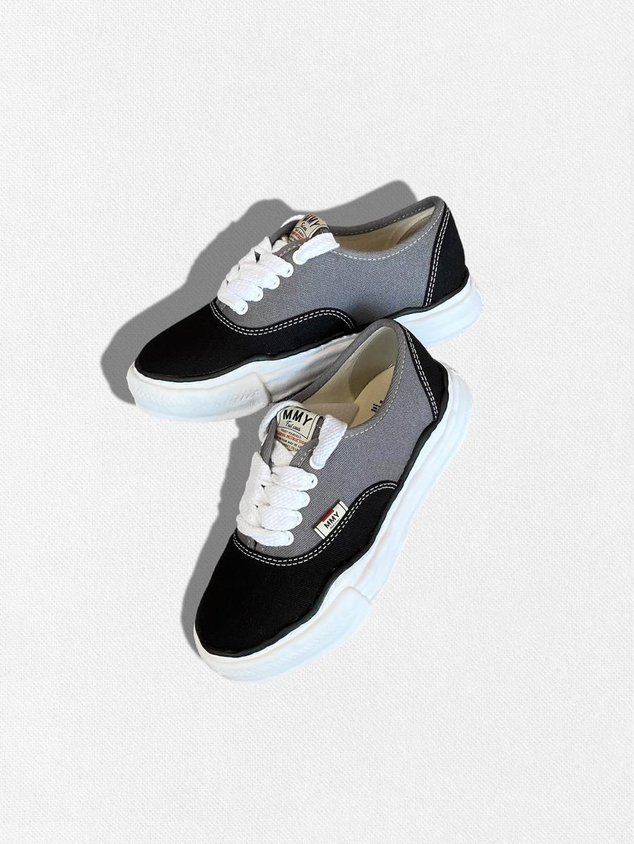 ローカットスニーカー