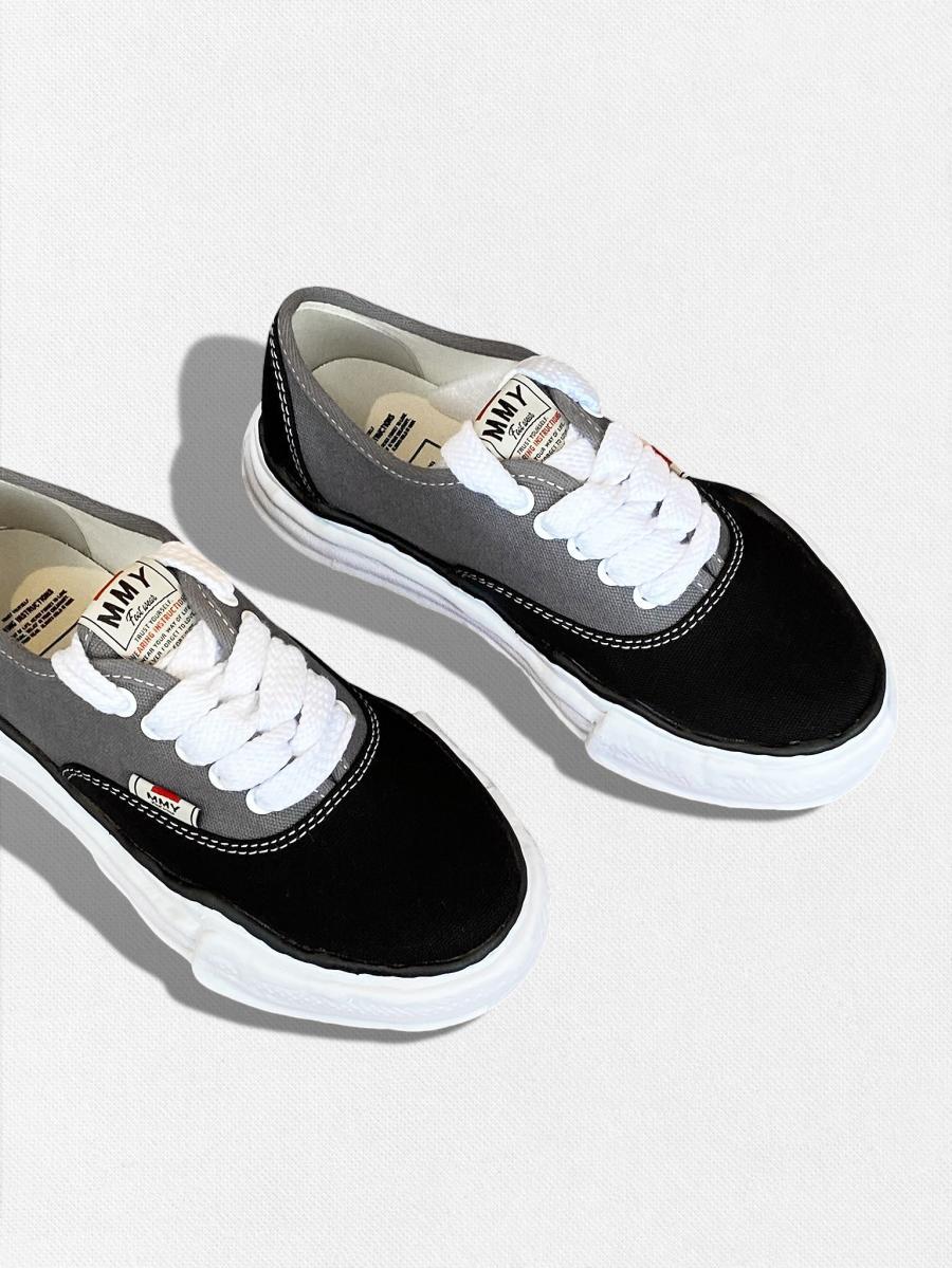 ローカットスニーカー