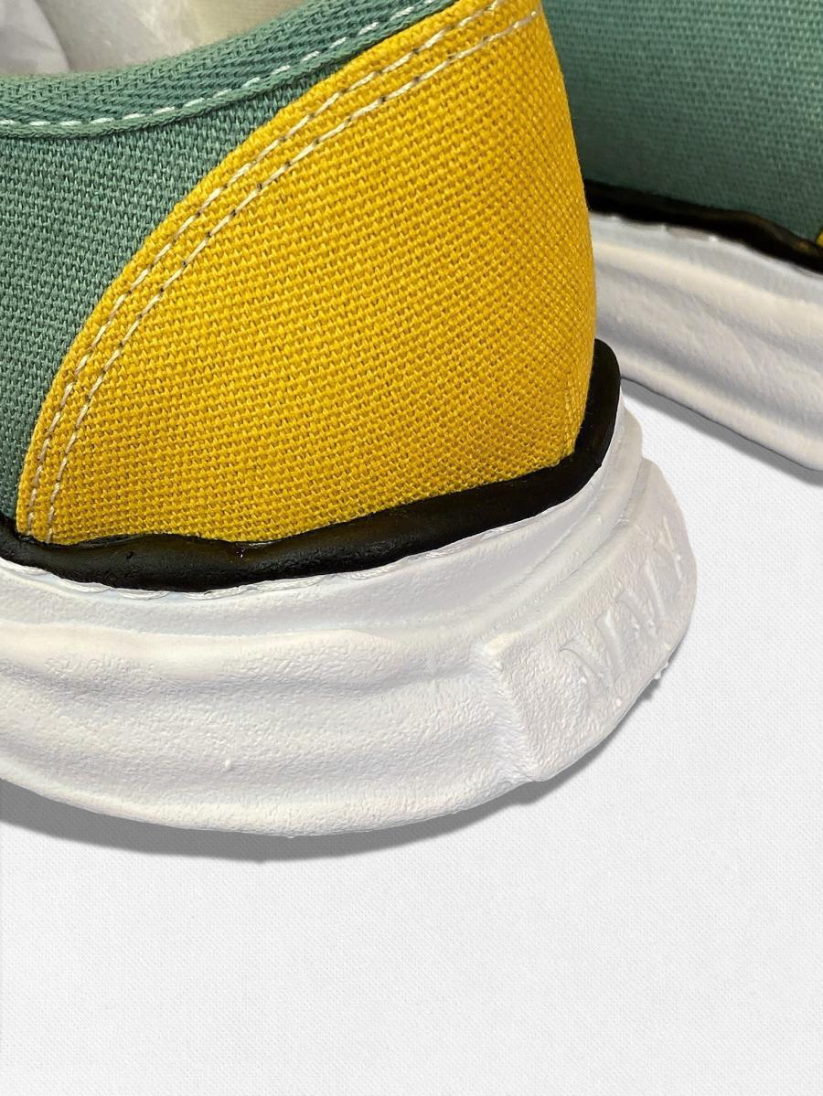 ローカットスニーカー