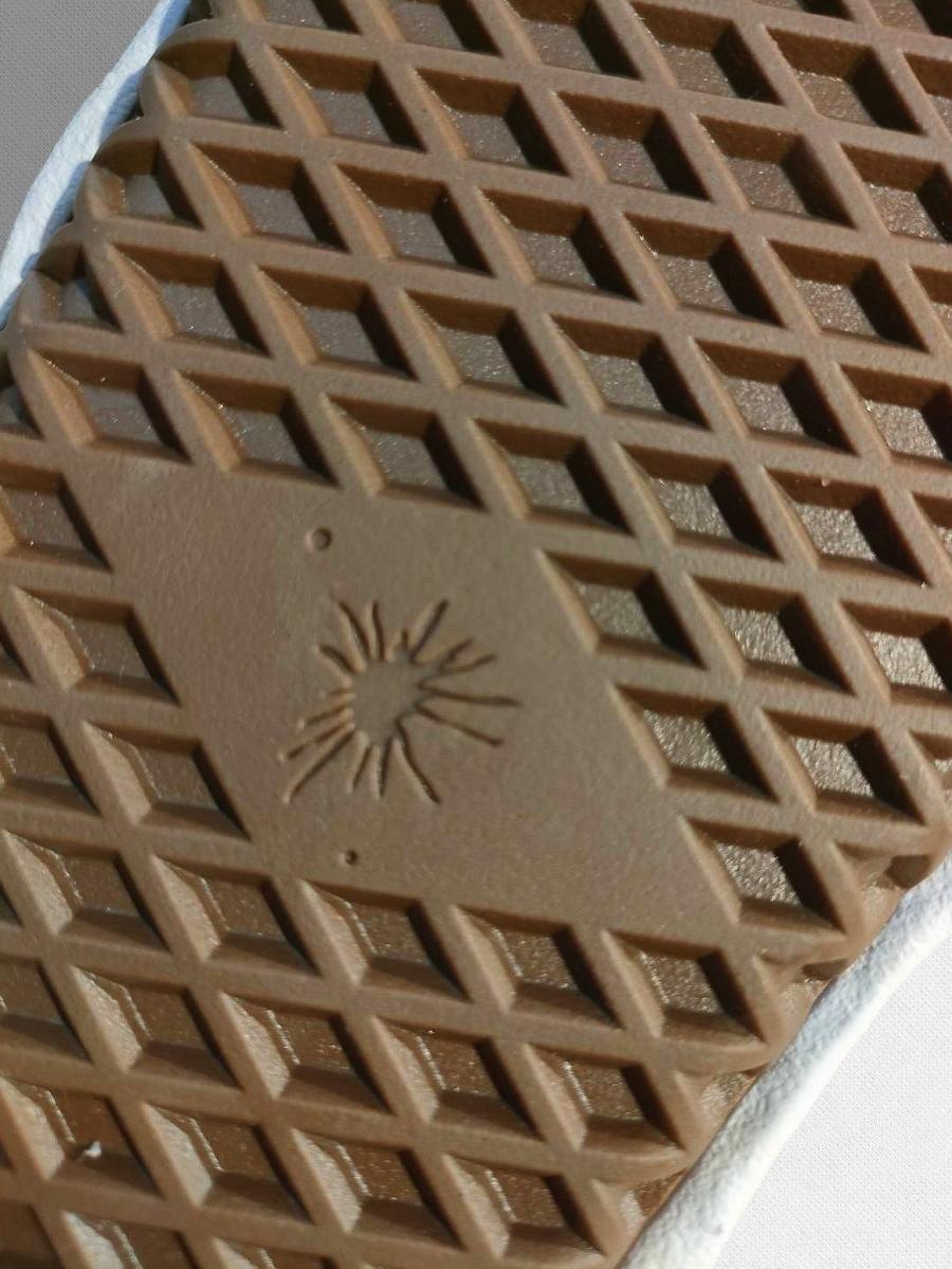 ローカットスニーカー