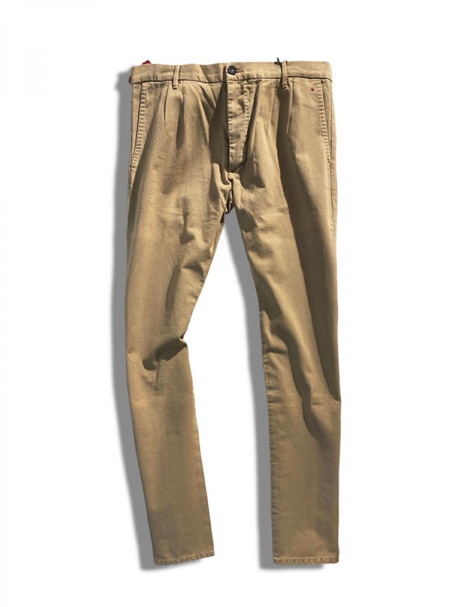 タック入りチノパンツ