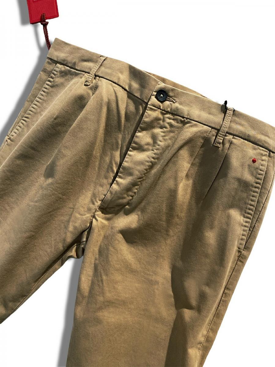 タック入りチノパンツ