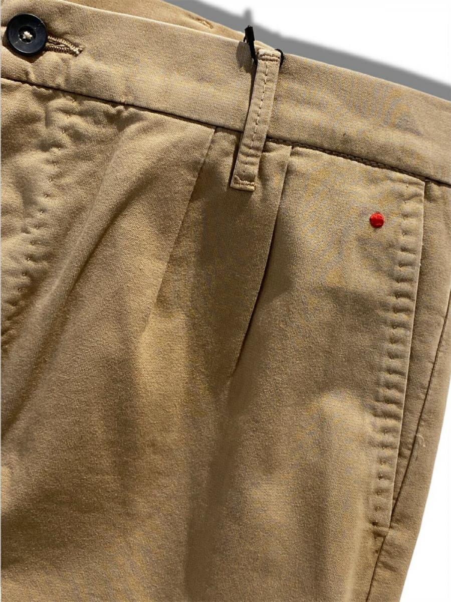 タック入りチノパンツ